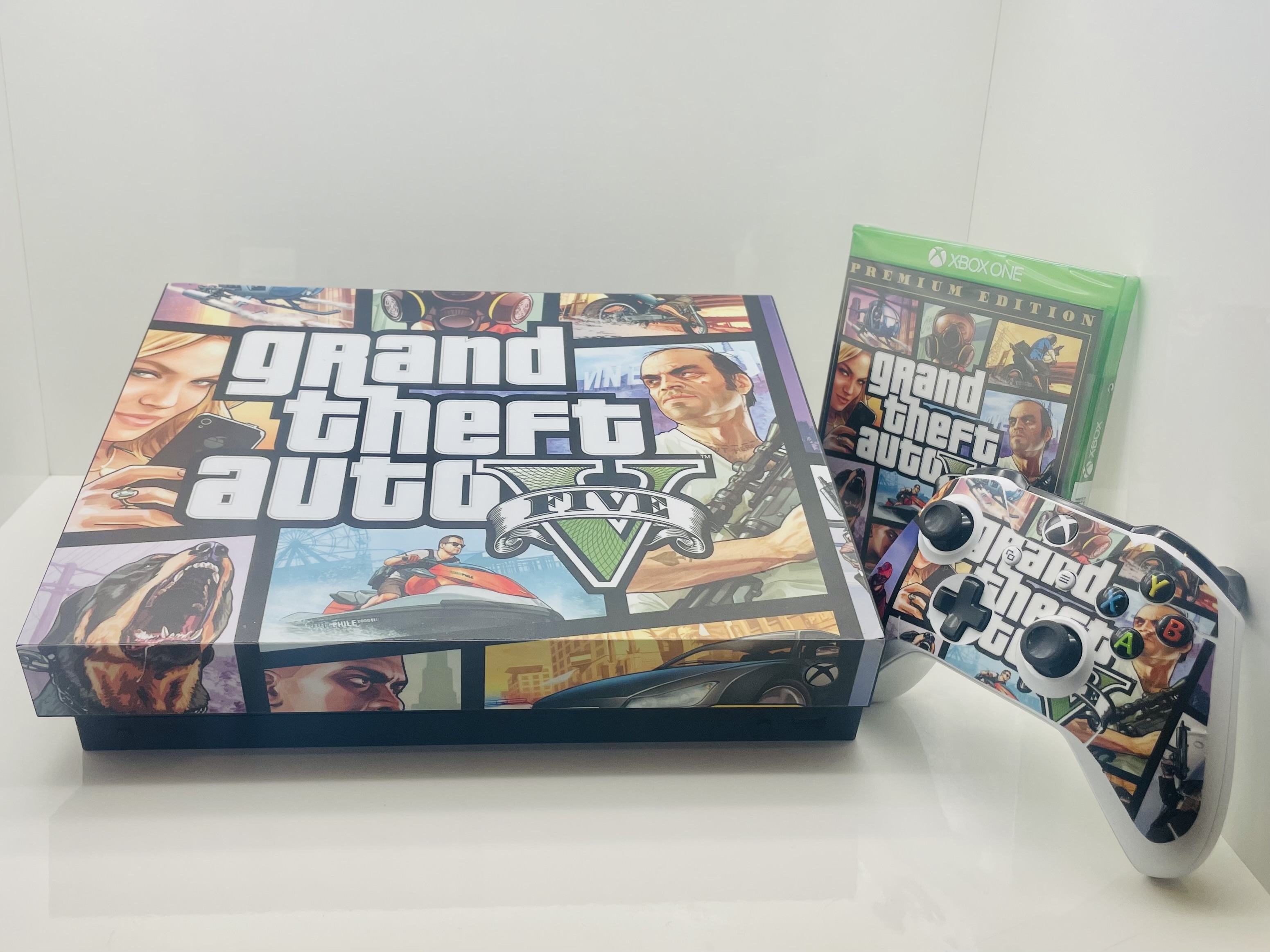 Xbox One X 1TB - GTA V edice + hra