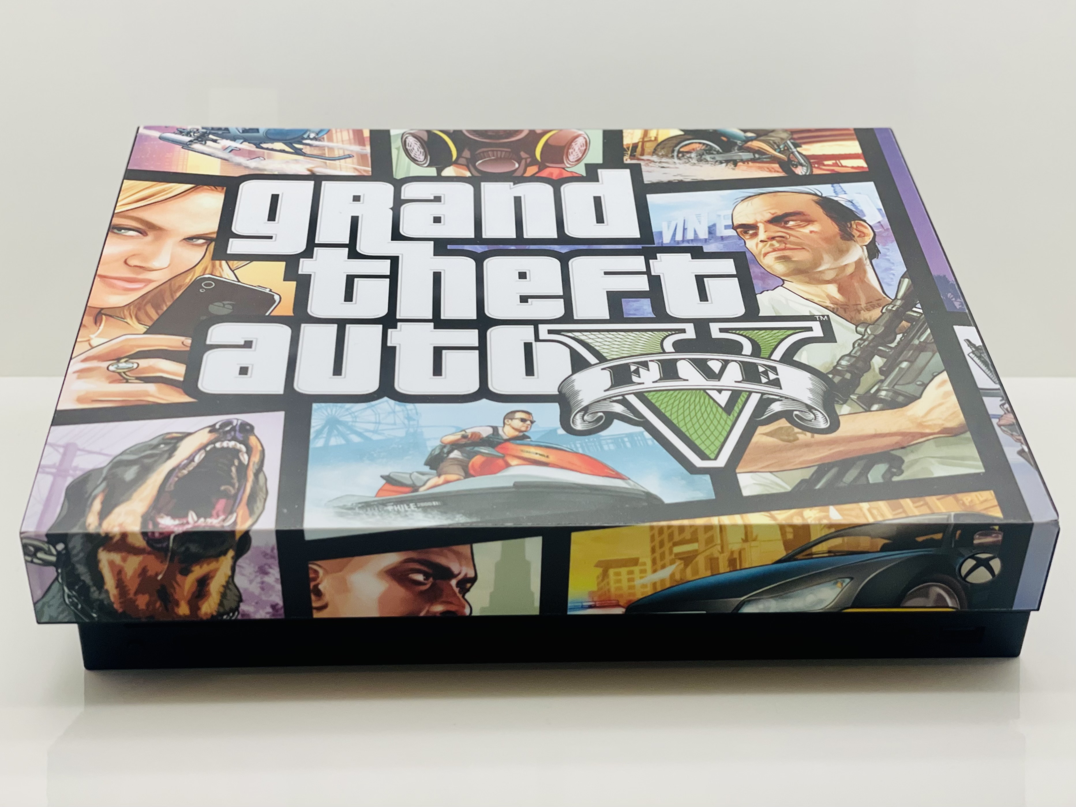Xbox One X 1TB - GTA V edice + hra